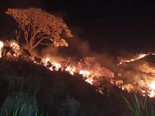 Incêndio na Serra do Cipó avança ainda sem controle