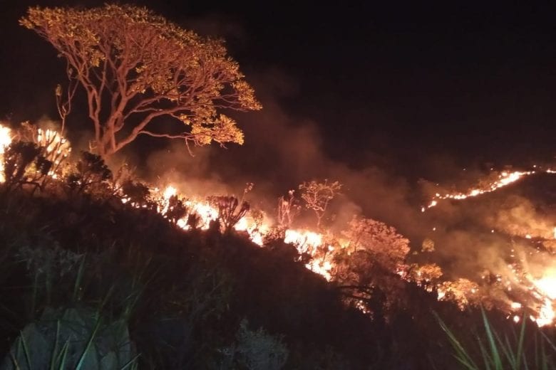 Incêndio na Serra do Cipó avança ainda sem controle