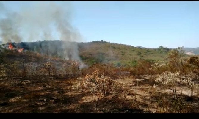 Focos de incêndio voltam a tomar conta de mata em Conceição do Mato Dentro