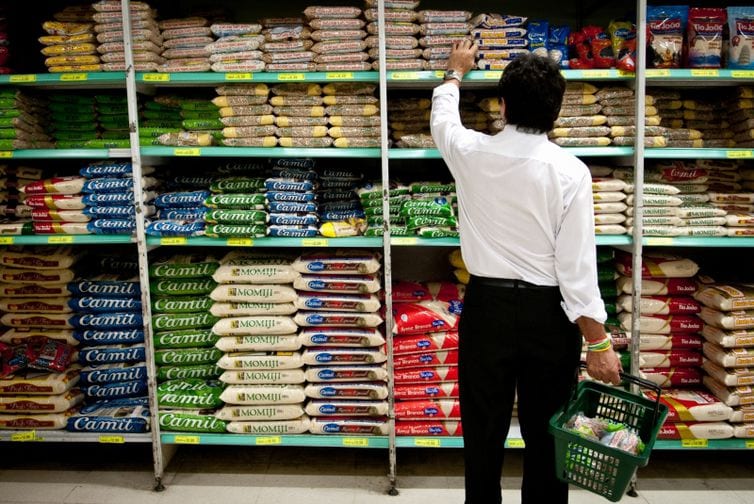 Supermercados passam a fechar às 19h30 e só produtos essenciais serão vendidos