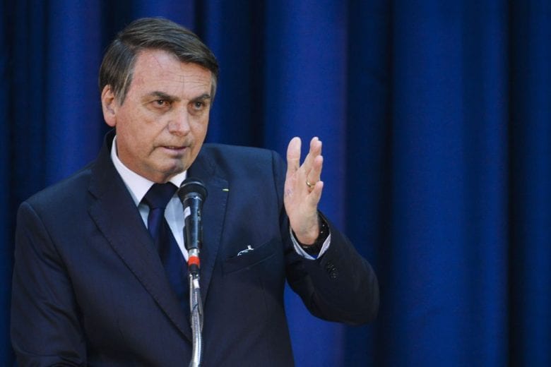 Bolsonaro sanciona lei que aumenta pena para maus-tratos a cães e gatos
