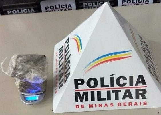 Polícia Militar prende suspeito de tráfico de drogas que estava ameaçando os pais