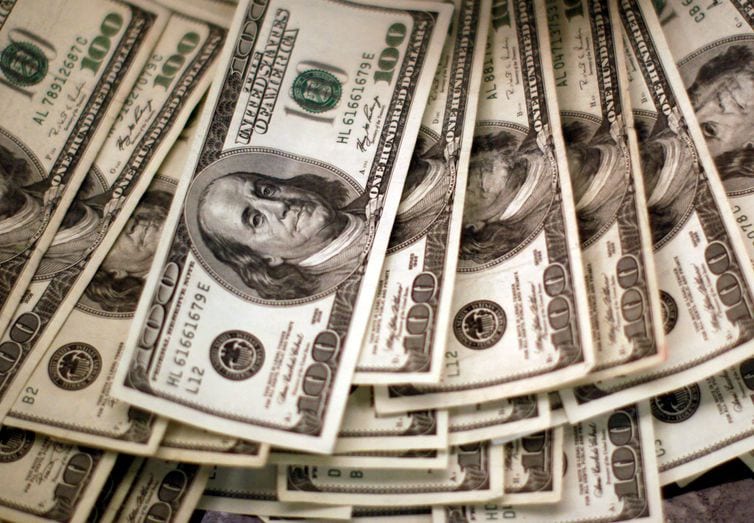Dólar encosta em R$ 5,80 e fecha no maior valor em 10 meses