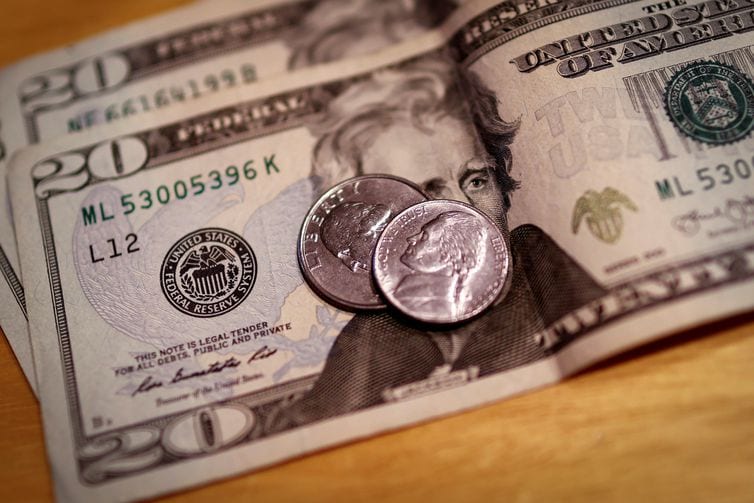 Dólar fecha em R$ 5,38 e encerra semana com queda de 1,65%