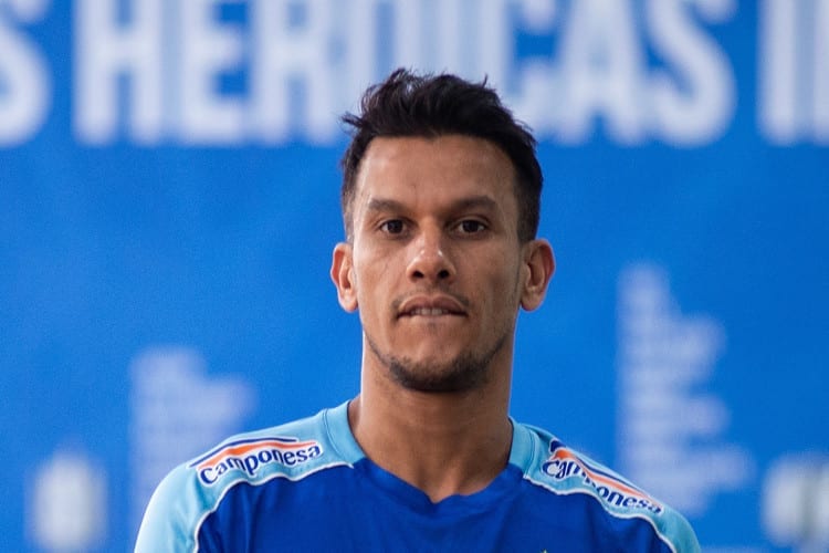Com lesão no joelho, Henrique passará por cirurgia no Cruzeiro