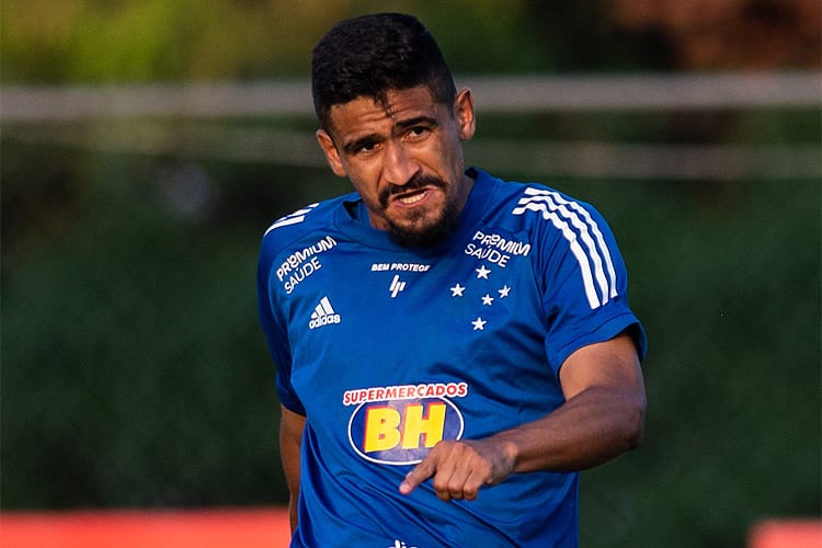 Com dupla de zaga mantida, Cruzeiro relaciona 21 jogadores para duelo contra o Cuiabá