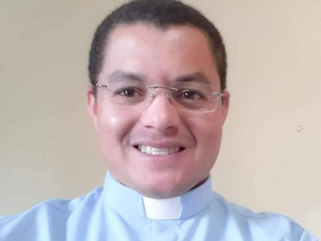 Padre é assassinado e tem o corpo parcialmente queimado em Minas