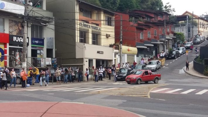 filas gigantes na porta da Caixa