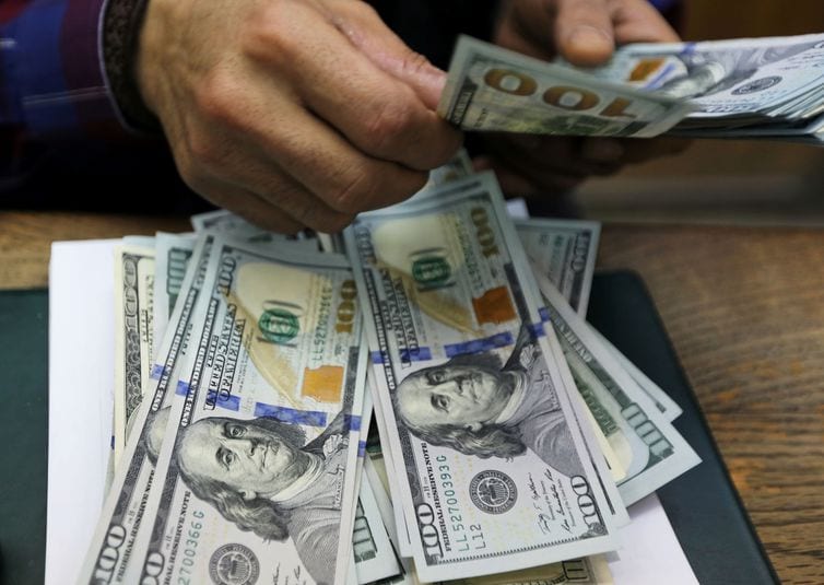 Dólar cai para R$ 5,65 e tem maior queda diária desde fim de janeiro