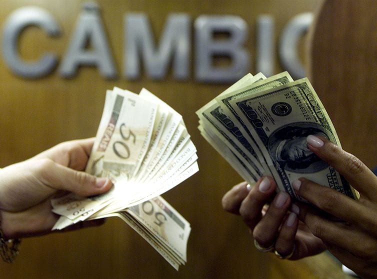 Dólar passa de R$ 5,50 e atinge maior valor desde novembro