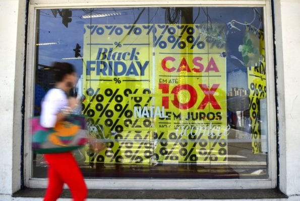 Mineiros apostam no parcelamento no cartão de crédito para Black Friday e miram descontos no dia oficial