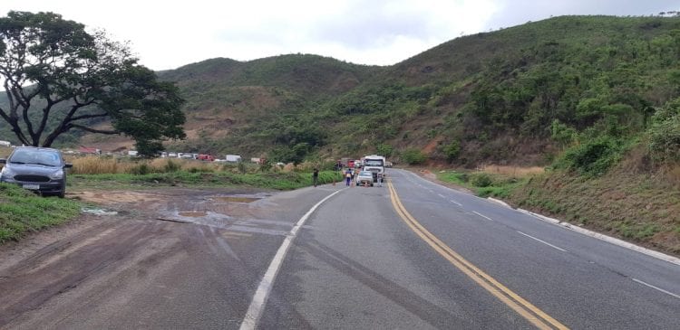 br-381-e-interditada-para-remocao-de-viga-de-concreto-em-caete