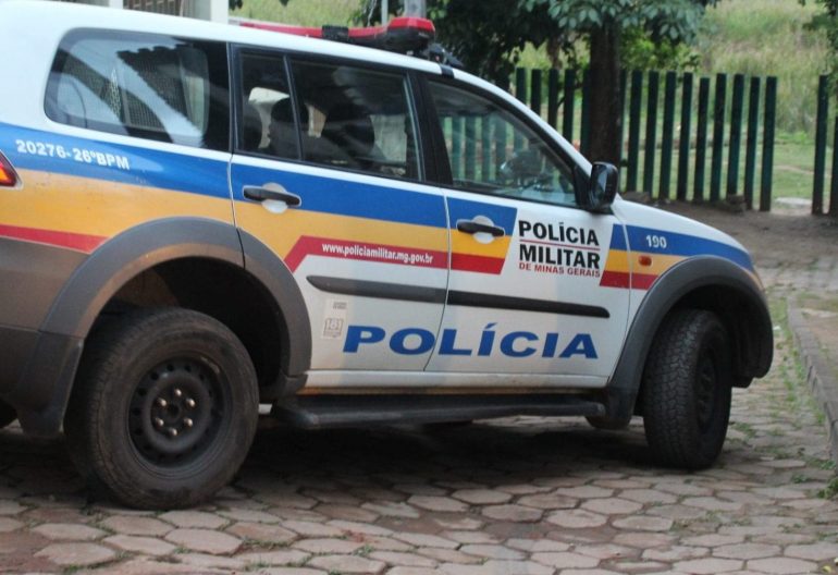 Três suspeitos arrombam loja dando marcha ré em carro e roubam loja de celulares no Prata