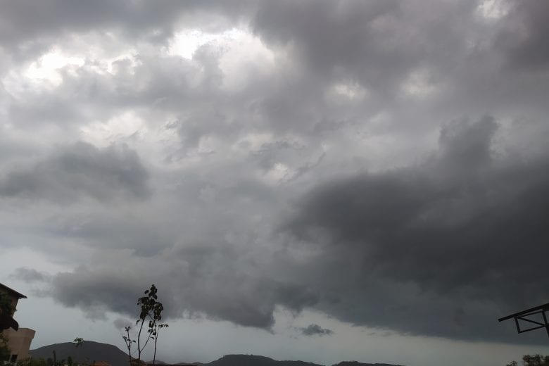 Barão de Cocais registra chuva forte e falta de energia elétrica