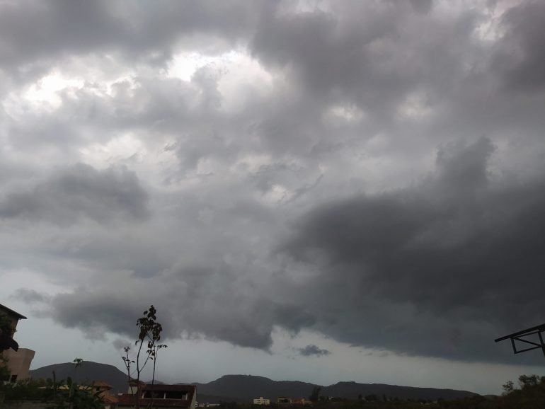 Barão de Cocais registra chuva forte e falta de energia elétrica