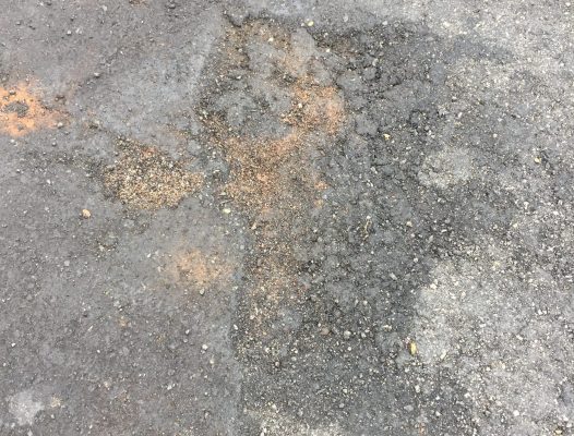 Asfaltos novos em Monlevade vira polêmica na Câmara e provocou fratura em uma senhora no bairro Metalúrgico