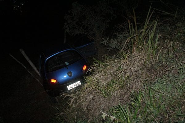 tres-pessoas-ficam-feridas-apos-carro-cair-em-ribanceira-no-pedreira