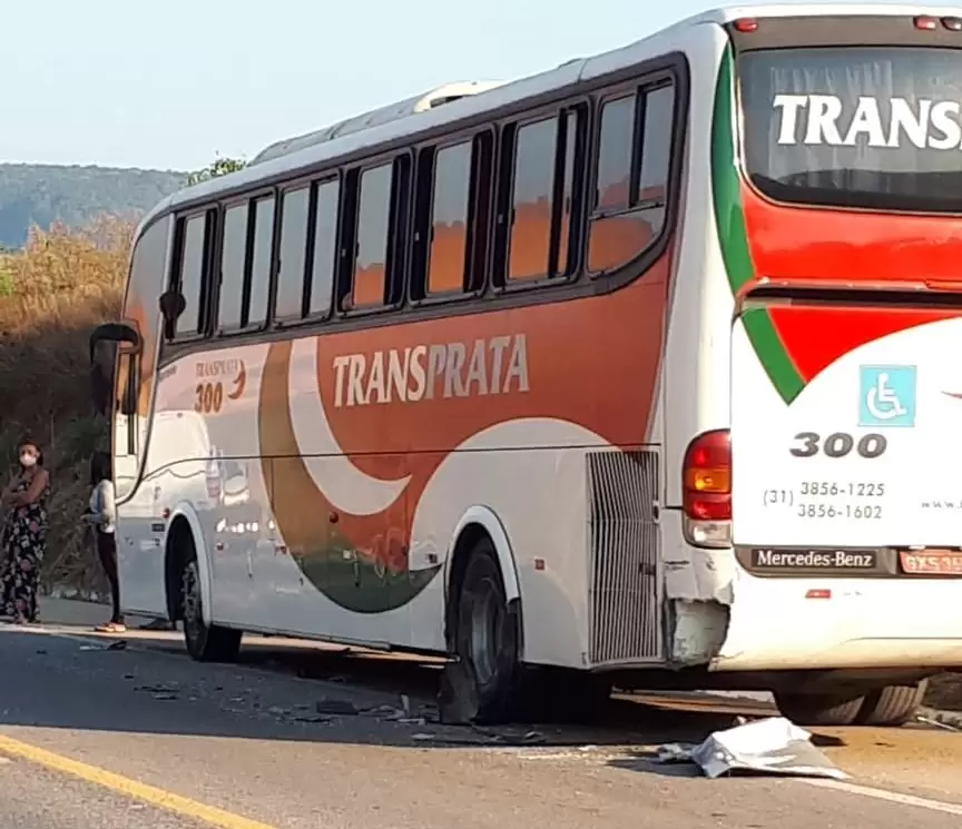 Corolla bate na traseira de ônibus na BR-262 em São Domingos do Prata