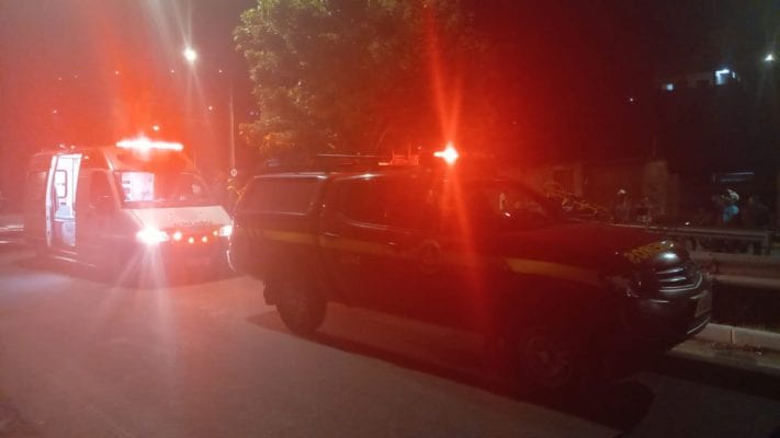 motorista-e-socorrido-em-estado-grave-apos-cair-com-carro-no-canal-do-gabiroba