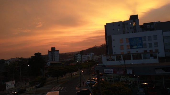 céu alaranjado calor