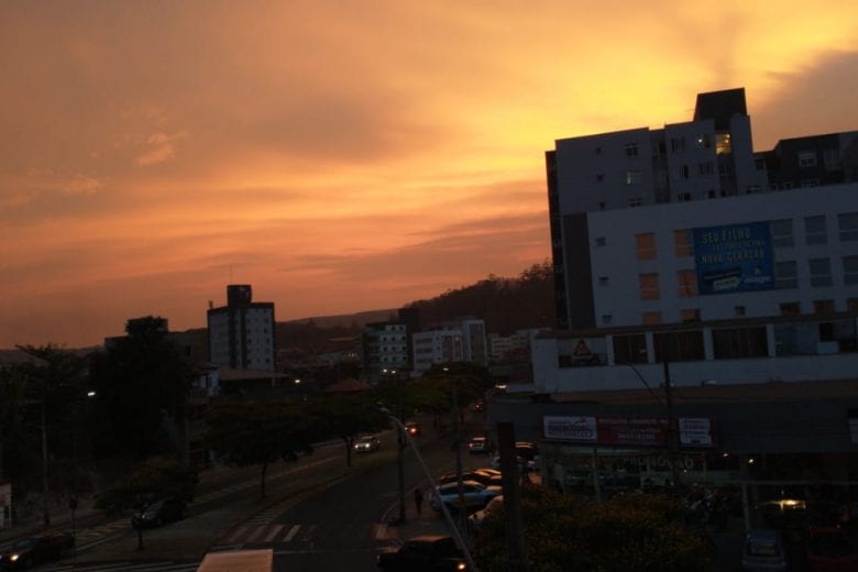 Onda de calor e tempo seco deixam o céu alaranjado em Itabira