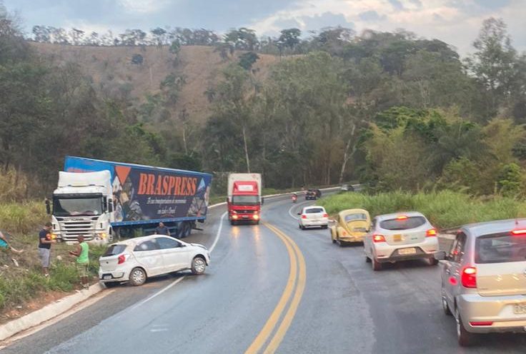 Colisão entre carro e carreta deixa trânsito lento na BR-381