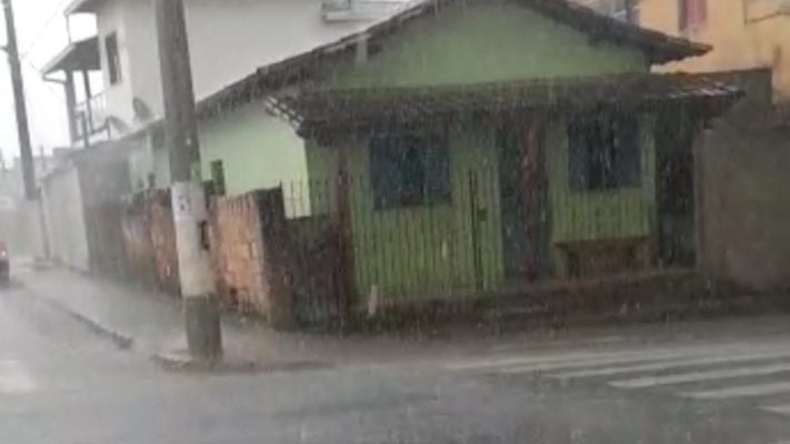 Chuva de granizo atinge Santa Bárbara após alerta da Defesa Civil