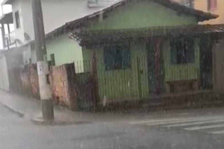 Chuva de granizo atinge Santa Bárbara após alerta da Defesa Civil