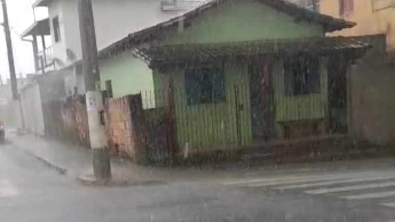 Chuva de granizo atinge Santa Bárbara após alerta da Defesa Civil