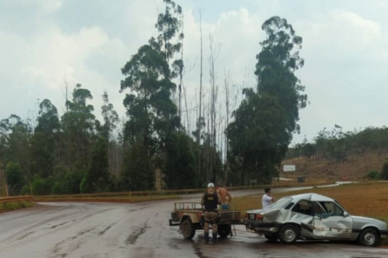 Chevette fica destruído ao colidir com caminhão guincho na MG-436