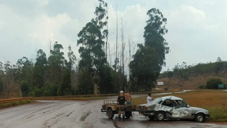 Chevette fica destruído ao colidir com caminhão guincho na MG-436