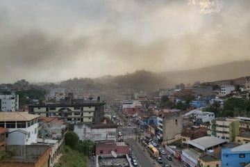 Nuvem de poeira toma conta de Itabira nesta quarta-feira