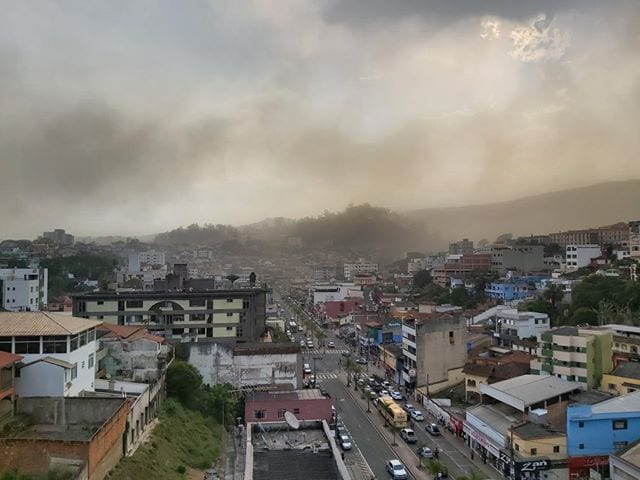 Nuvem de poeira toma conta de Itabira nesta quarta-feira