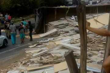 Carreta tomba na BR-381 e interdita os dois sentidos da pista