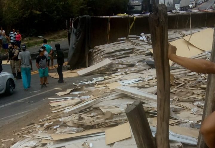 Carreta tomba na BR-381 e interdita os dois sentidos da pista