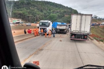 Caminhão bate na lateral de uma carreta na BR-381 e deixa rodovia com tráfego lento