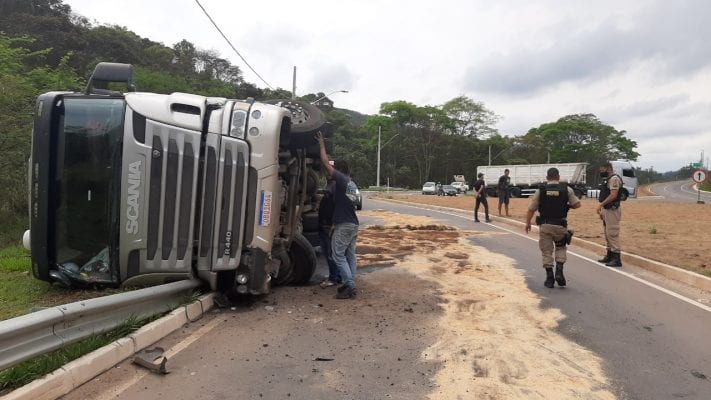 carreta-com-mamao-tomba-no-trevo-do-itabirucu-em-itabira