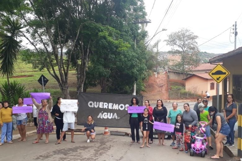 Há uma semana sem água, moradores de Conceição protestam contra a Copasa