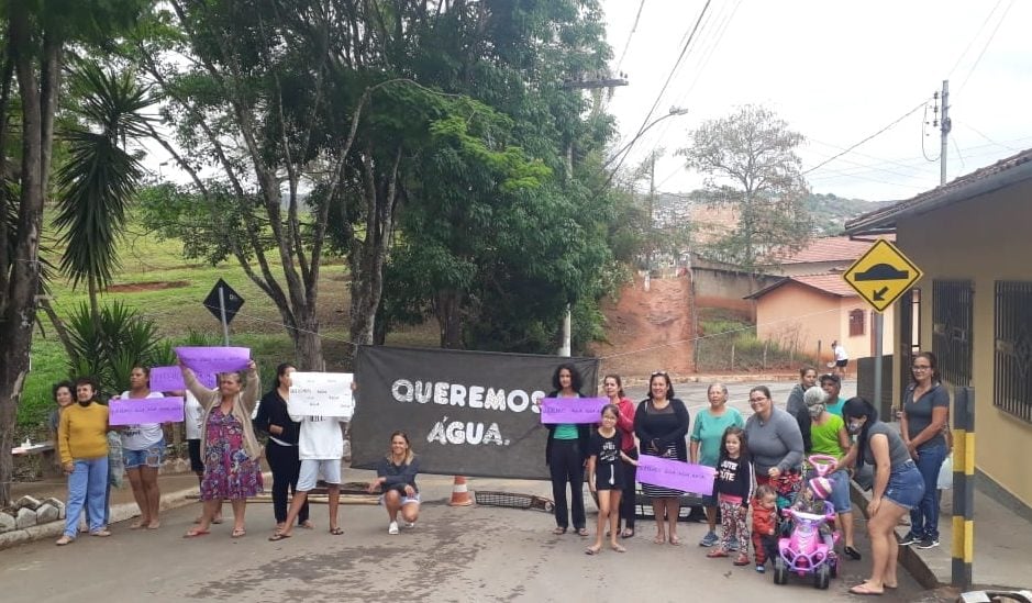 Há uma semana sem água, moradores de Conceição protestam contra a Copasa