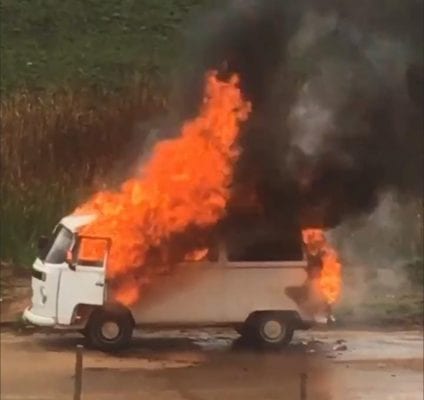 bombeiros-combatem-incendio-em-uma-kombi-no-distrito-industrial