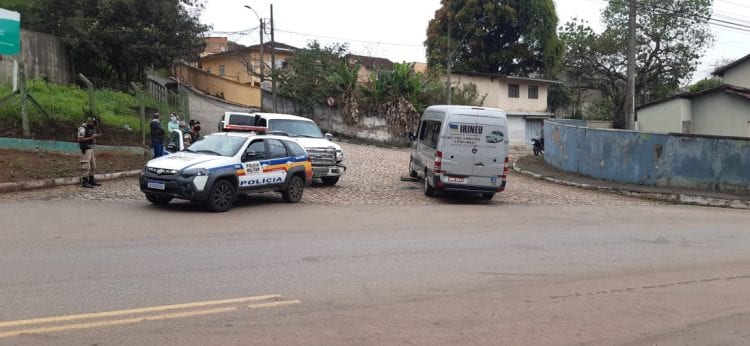 colisao-entre-caminhonete-e-van-deixa-duas-pessoas-feridas