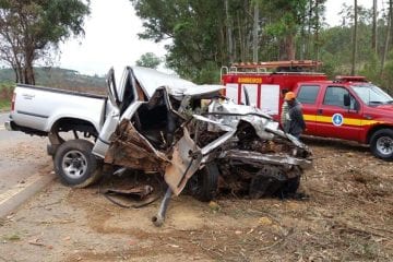 Motorista fratura a perna e caminhonete fica destruída em acidente na MGC-146