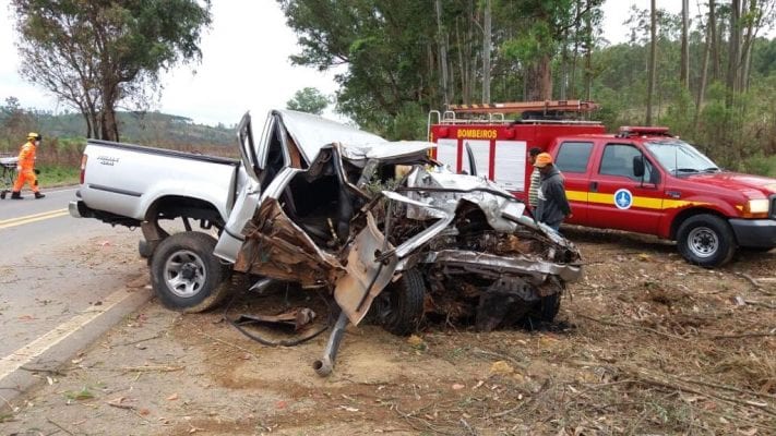 motorista-fratura-a-perna-e-caminhonete-fica-destruida-em-acidente-na-mg-146