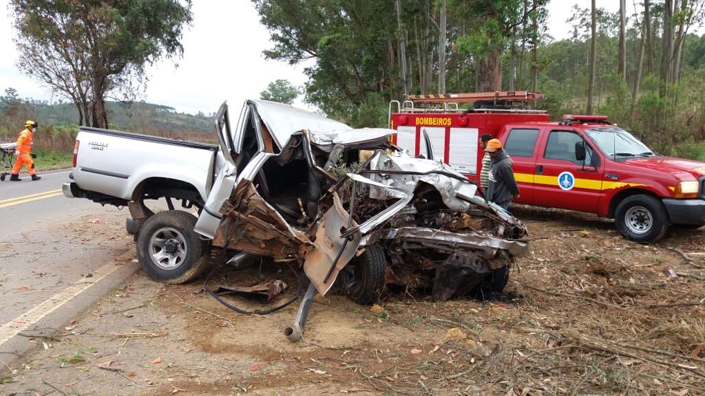 Motorista fratura a perna e caminhonete fica destruída em acidente na MGC-146