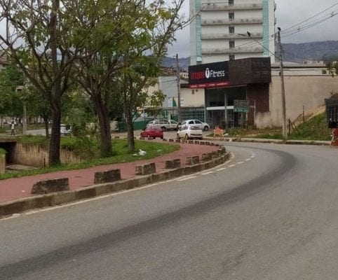 oleo-na-pista-causa-acidente-com-motociclista-no-bairro-praia