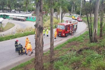 Colisão entre carreta tanque e caminhão mobiliza bombeiros na BR-381