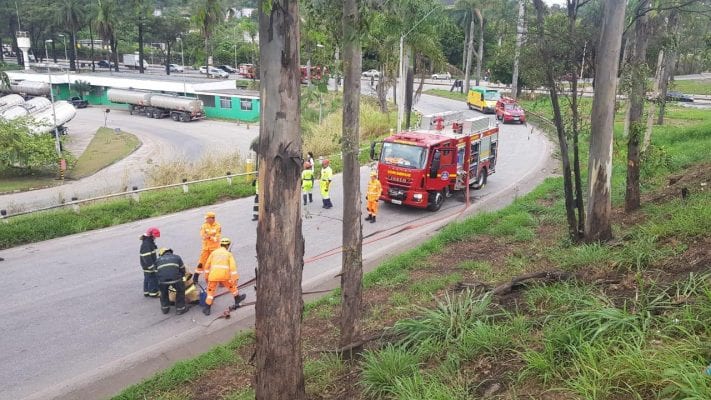 colisao-entre-carreta-tanque-e-caminhao-mobiliza-bombeiros-na-br-381