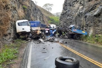 Colisão entre carretas interdita rodovia MG-329 em Ponte Nova