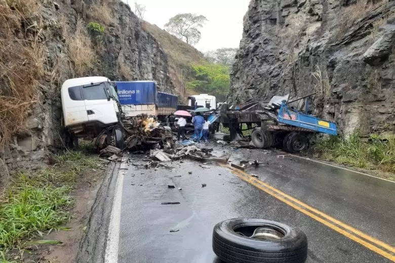 Colisão entre carretas interdita rodovia MG-329 em Ponte Nova