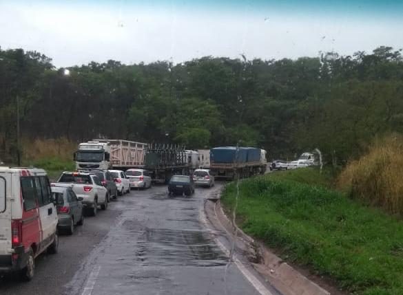 Atenção: chuva, acidentes e veículos pesados deixam fluxo lento na BR381